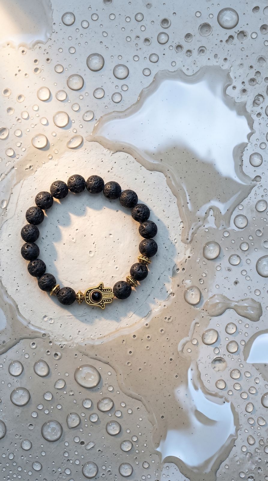 Pulsera de Piedra Preciosa (Hamsa de Oro / Piedra de Lava): Protección Inquebrantable, Fuerza Telúrica y Éxito Absoluto (Mineral Natural)