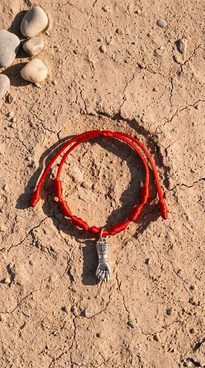 Pulsera de 7 Nudos con Puño Cerrado (Higa / Figa): Protección Inquebrantable, Fortaleza Absoluta y Buena Fortuna (Amuleto Ancestral)