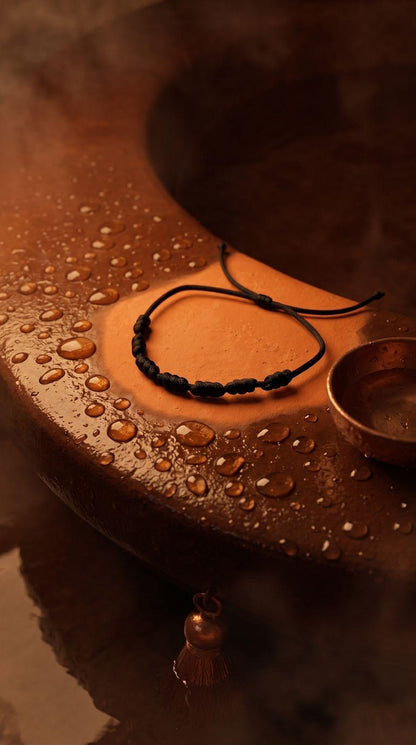 Pulsera de 7 Nudos Cuerda Negra: Protección Absoluta, Enraizamiento Profundo y Poder Interior (Amuleto Ancestral)