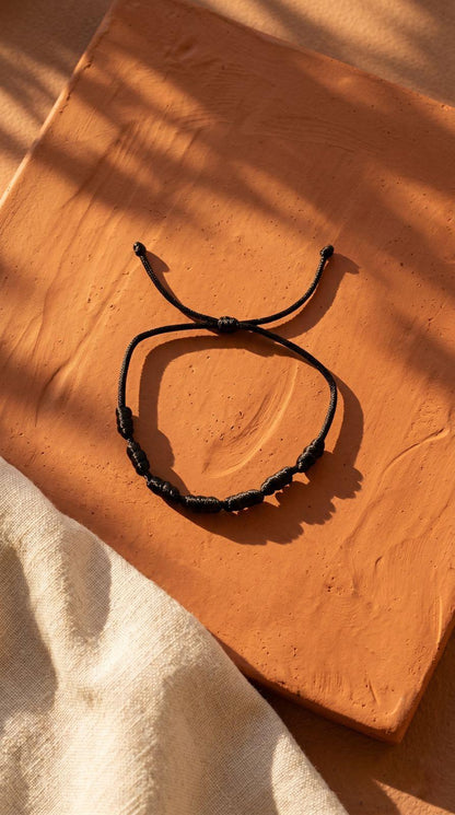 Pulsera de 7 Nudos Cuerda Negra: Protección Absoluta, Enraizamiento Profundo y Poder Interior (Amuleto Ancestral)
