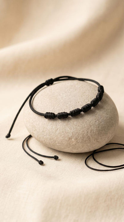 Pulsera de 7 Nudos Cuerda Negra: Protección Absoluta, Enraizamiento Profundo y Poder Interior (Amuleto Ancestral)