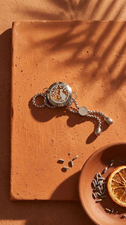 Pulsera de Cadena de Aromaterapia (Gato y Flores - 20mm): Intuición Sagrada, Renacimiento Botánico y Calma Portátil (Acero Inoxidable)