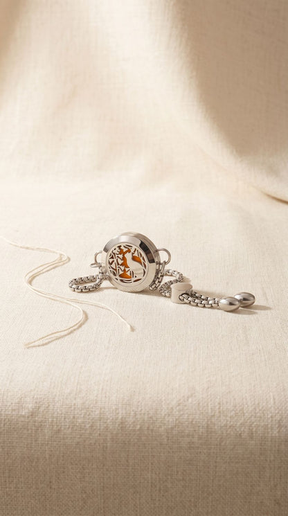 Pulsera de Cadena de Aromaterapia (Gato y Flores - 20mm): Intuición Sagrada, Renacimiento Botánico y Calma Portátil (Acero Inoxidable)