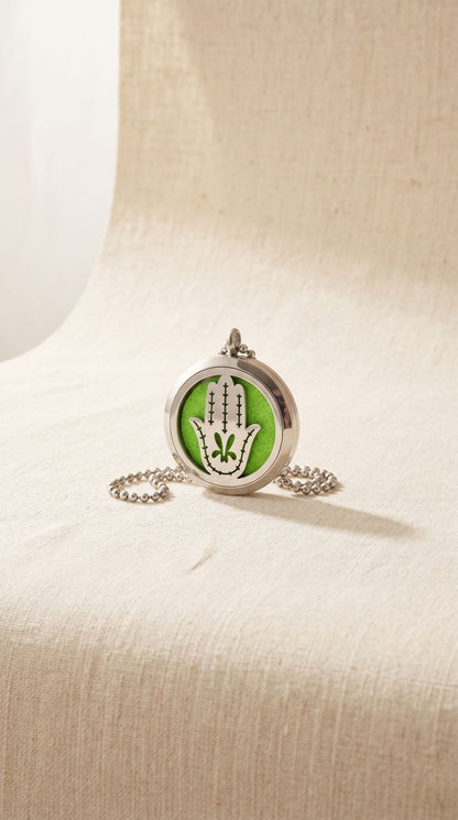 Collar de Joyería de Aromaterapia (Mano de Fátima - 30mm): Protección Ancestral, Bendición Cósmica y Calma Portátil (Acero Inoxidable)