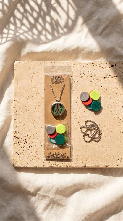 Collar de Joyería de Aromaterapia (Mano de Fátima - 30mm): Protección Ancestral, Bendición Cósmica y Calma Portátil (Acero Inoxidable)