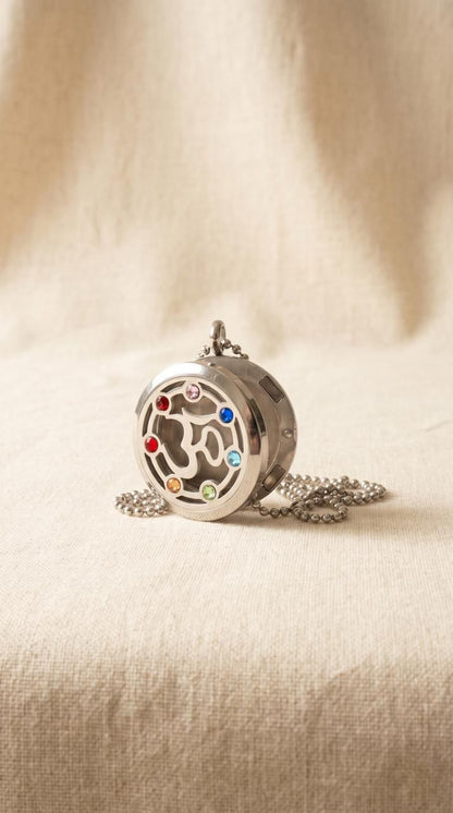 Collar de Joyería de Aromaterapia (OM Chakra - 30mm): Sonido Primordial, Armonía Universal y Calma Portátil (Acero Inoxidable)