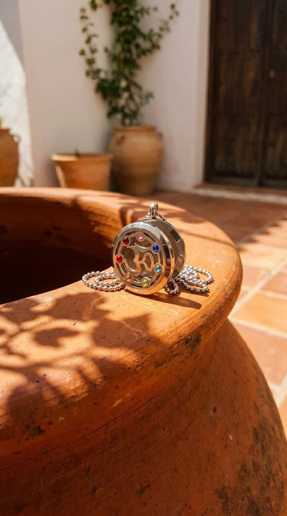 Collar de Joyería de Aromaterapia (OM Chakra - 30mm): Sonido Primordial, Armonía Universal y Calma Portátil (Acero Inoxidable)
